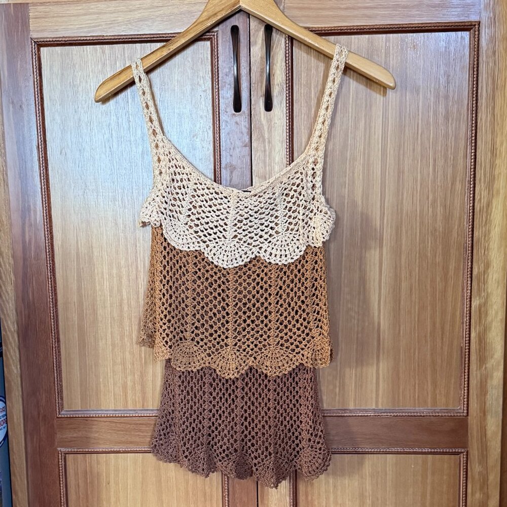 bebe Three Tiered Scalloped Knit Rayon Tank Camisole Top w/ bebe Wooden Hanger